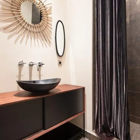Sleeps 6 Air Con Wifi Apartment